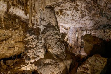 Punkva Mağarası 'nın içi aydınlanmış sarkıtlar, dikitler ve kireçtaşı oluşumlarıyla dolu, Moravian Karst, Çek Cumhuriyeti.