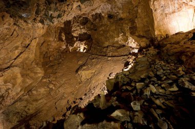 Punkva Mağarası 'nın içi aydınlanmış sarkıtlar, dikitler ve kireçtaşı oluşumlarıyla dolu, Moravian Karst, Çek Cumhuriyeti.