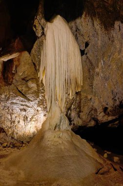 Punkva Mağarası 'nın içi aydınlanmış sarkıtlar, dikitler ve kireçtaşı oluşumlarıyla dolu, Moravian Karst, Çek Cumhuriyeti.