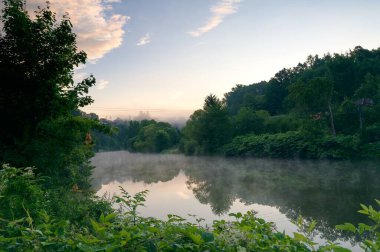 Yaz Gündoğumu Bechyn 'deki Lunice Nehri üzerinde Kasaba manzaralı