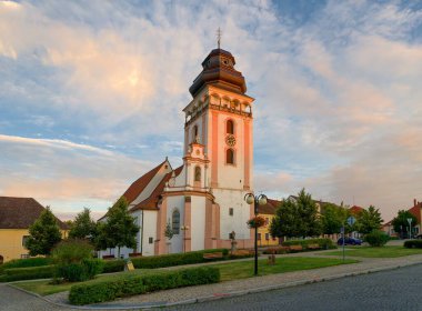 Gün doğumunda Bechyne 'deki Gökkuşağı Köprüsü' nde sabah sisi ve dramatik ışık ışınlarıyla. Çek Cumhuriyeti 'nin Güney Bohemya kentindeki tarihi köprünün atmosfer manzarası.