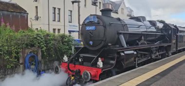 Glenfinnan viyadük ve West Highland Hattı demiryolu. Dövme hattı en çok Fort William 'dan Mallaig' e giden buharlı tren 