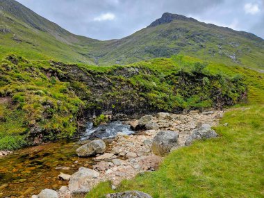 İskoçya 'da Temmuz manzarası, bulutlu, canlı renkler, fundalık