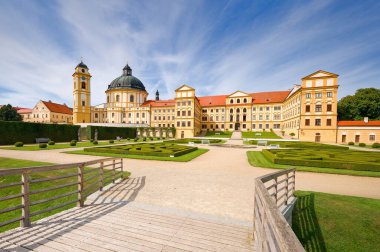 Jaromice Nad Rokytnou 'daki şatonun manzarası, güneşli, yaz günü, parktan manzara.