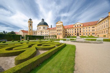 Jaromerice Nad Rokytnou Kalesi bitişik Park, Fountain, Benches ve Hafif Bulutlu Ağustos Gökyüzü