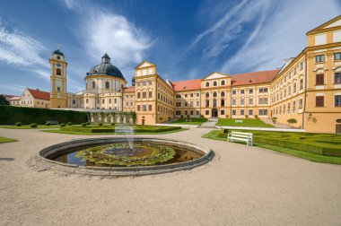 Jaromerice Nad Rokytnou Kalesi bitişik Park, Fountain, Benches ve Hafif Bulutlu Ağustos Gökyüzü