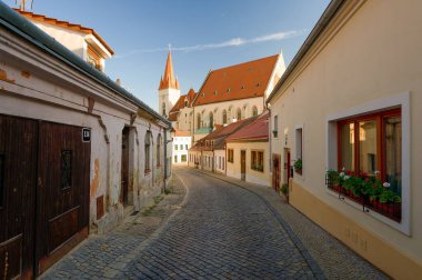 Znojmo 'daki Velk Frantiskanska Caddesi manzarası ve arka planda Aziz Niklas Kilisesi..
