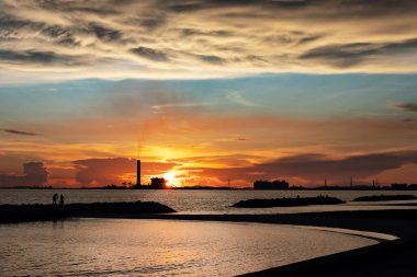 Kirlilik endüstriyel fabrikadan serbest bırakıldı. Denizden ve gün batımından dolayı bir sürü insan kayıt yaptırıyor..