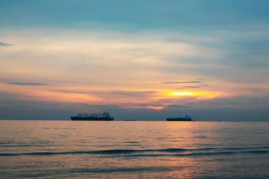 Alacakaranlık vakti denizdeki geminin silueti.