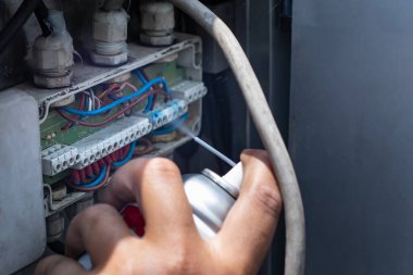 BMU sistemlerinin iletim sinyallerini kontrol eden mantenance çalışıyor.