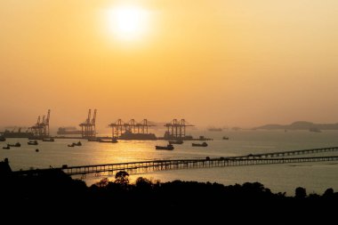 Limandaki kule vinci ve ulaşım için lojistik sistemler.