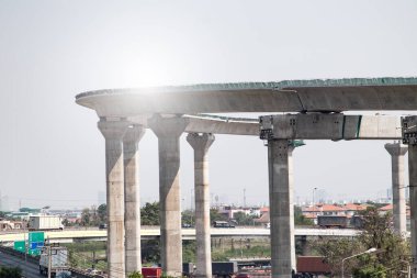 Önceden belirlenmiş beton ve geometri gibi gelişmiş materyallerle tamamlanan bu karmaşık makine dizisi mühendislik yenilikleri ve inşaat uzmanlığının kesişimlerini gözler önüne seriyor..