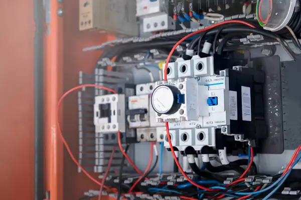 Elektrikçinin kontrol ettiği elektrik panelinin içinde rötar yapan müteahhitler hakkında.