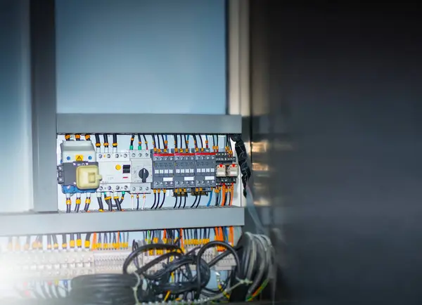 Manyetik kontrol sistemleri, aşırı yükleme koruması, röleler ve şalterler, makineleri kontrol eden her şey.