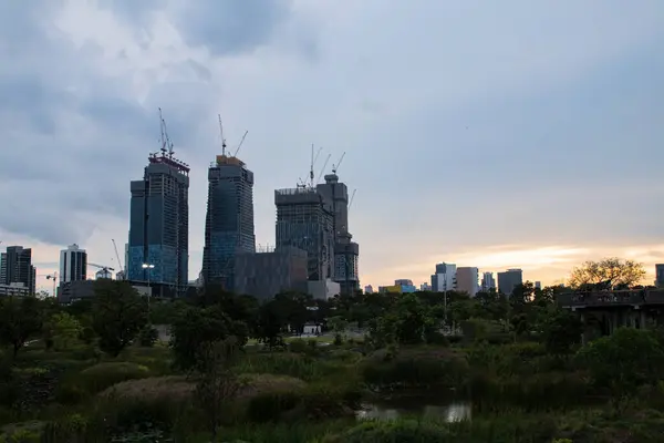 İnşaat alanındaki vinç parktan bakıyor..