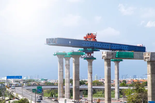 Karayolu, köprü ve ağır ekipman inşaatının yaratıcısı.