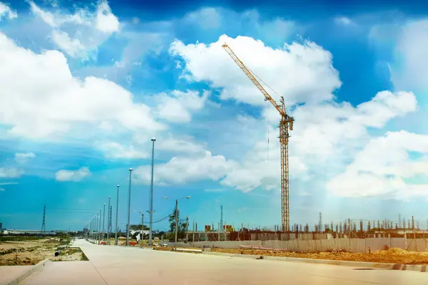 Vinçli ve binalı inşaat alanı