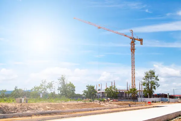 Santral, inşaat alanındaki vinç kulesini bina ve apartman dairelerini yaratmak için kullandı. Ve gün ortasında güneş..