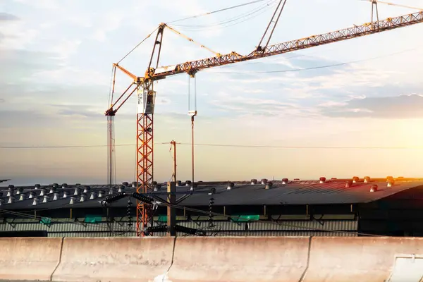 Kule vinci hakkında bir bina siluet zaman