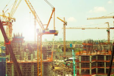 Tayland Bangkok 'ta çekilmiş bir fotoğraf. Kule vinci olan Constuction alanı.