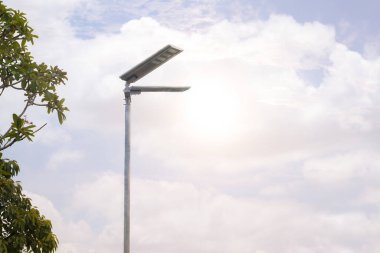 Aydınlatma ve aydınlatma kutuplarını vurgulayarak