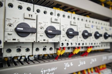 Fünye ve aşırı yükleme korumasını vurgulayarak güç bölümündeki makinenin aşırı yükleme koruması hakkında