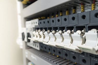 Fünye ve aşırı yükleme korumasını vurgulayarak güç bölümündeki makinenin aşırı yükleme koruması hakkında