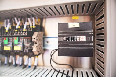 Sanayi tesislerindeki asansörlerin çalışmasını zamanlayıcı kontrol ediyor.