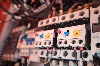 Asansör kontrol sistemini onar ve kontak kablosunu sök.