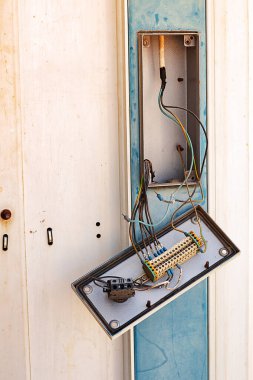 Asansör katındaki çağrı kutusu asansör sistemini onarmak için ortaya çıktı..