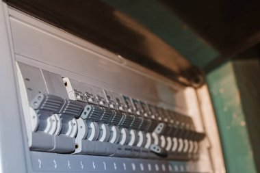 Tüm atölyeyi çökert. Kule vinci ve bakım sistemini test etmek için gerekli enerjiyi kontrol et..