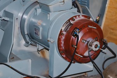 Teknisyen tamir ve onarım için kule vincinin motorunu çıkarıyor..