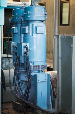 Teknisyen tamir ve onarım için kule vincinin motorunu çıkarıyor..