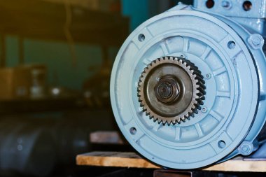 Teknisyen tamir ve onarım için kule vincinin motorunu çıkarıyor..