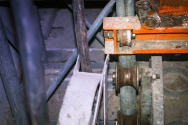 İnşaat asansörünün silindiri asansörün son güvenlik sistemidir. Bakım kontrol edildiğinde.