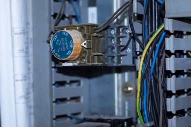 Asansördeki kontrol sistemi için zamanlayıcı anahtarı müteahhiti etkiler ve döndürme motoru yapılabilir..