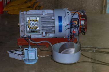 Çam kozalağı dişini ve servisini incelemek için motor çıkarıldı.