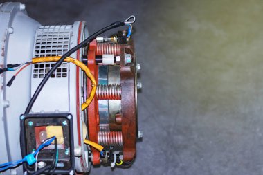 Çam kozalağı dişini ve servisini incelemek için motor çıkarıldı.