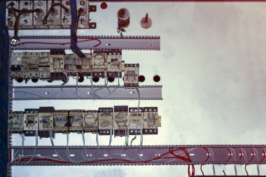 kule vinç sistemlerinin bakımı ve durumu ile ilgili görevler atölyede kablo döşeme için hazırlanmaktadır.