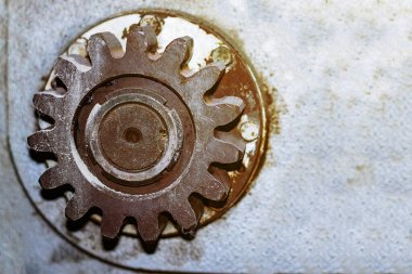 kule vinç sistemlerinin bakımı ve durumu ile ilgili görevler atölyede kablo döşeme için hazırlanmaktadır.