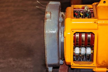 Motor kulesi vincinden kayma halkası bakım için açıldı.