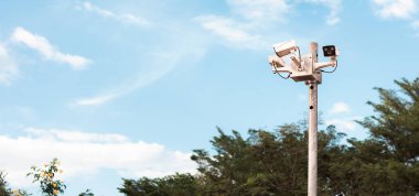 Tapınaktaki kamera, güvenlik kamerası için. Direkte bir kontrol kutusu vardı..