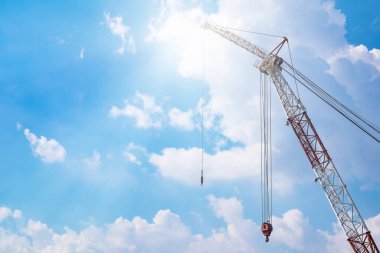 Vinç inşaatında ve mavi gökyüzünde vincin patlaması ile ilgili detaylara dikkat çekerek...