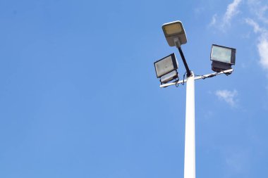 Aydınlatma ve aydınlatma kutuplarını vurgulayarak