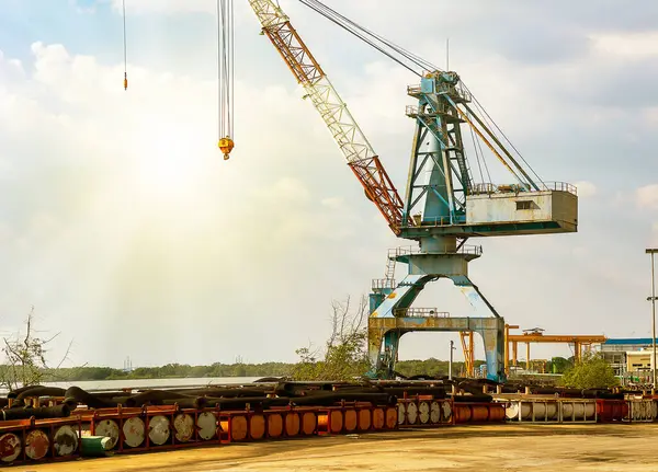 İnşaat alanındaki vinç ve mavi gökyüzü hakkında. Kule vincini vurguluyor.