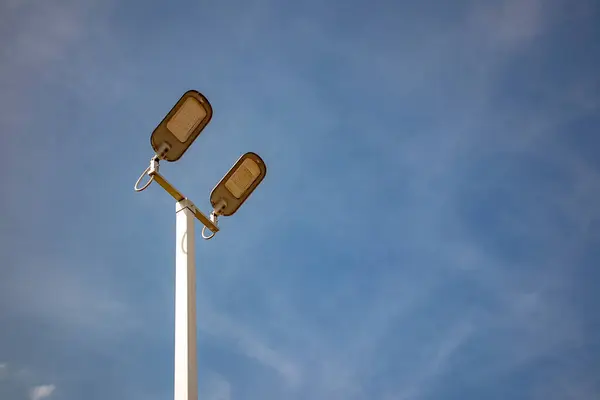 Aydınlatma ve aydınlatma kutuplarını vurgulayarak