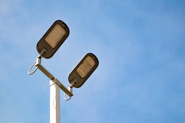 Aydınlatma ve aydınlatma kutuplarını vurgulayarak