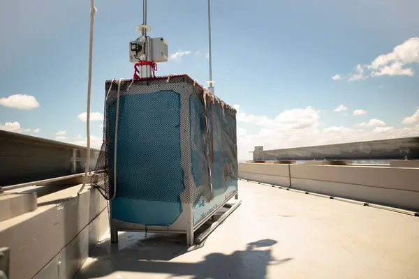 Beşiğin detaylarını vurgulayarak bakım altında tutulan BMU ve Gondolun beşiği hakkında