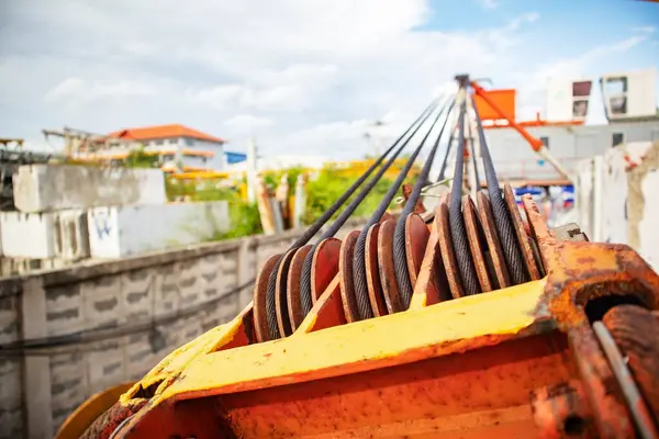 Kanca bloğu ve makara askısı hakkında. Vinç kaldırma rampasında hışırdıyor. Sheave reeving kutusu vurgulanıyor.