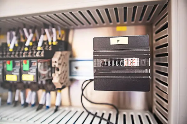 Sanayi tesislerindeki asansörlerin çalışmasını zamanlayıcı kontrol ediyor.